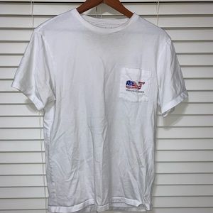 White vineyard vines t shirt